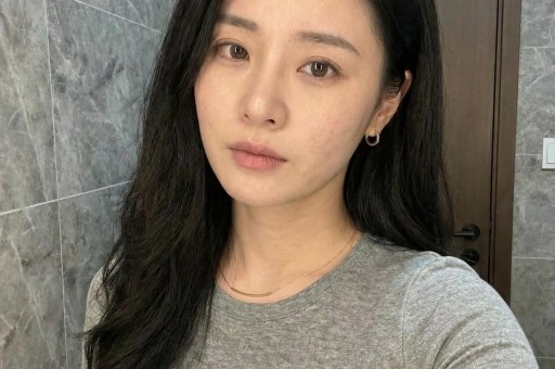 曝二字功夫巨星老婆出轨自家里偷情被老公抓奸成龙吴京被猜测